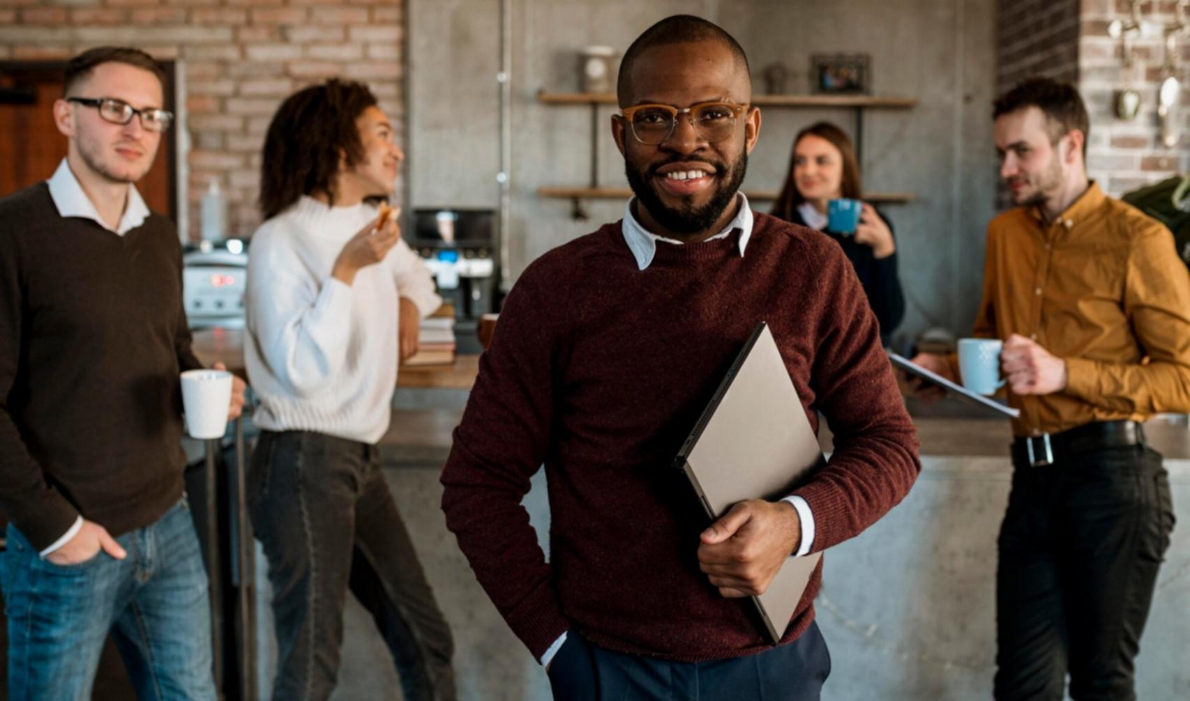 Session de formation en groupe - participants travaillant ensemble