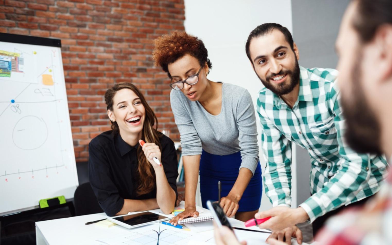 Formateur expliquant des concepts financiers au tableau